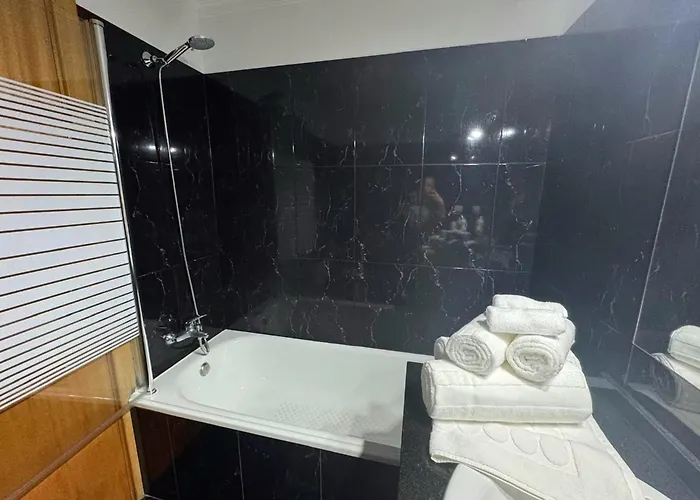 Funchal Cozy Private Room, Ensuite Bathroom, Wifi And Great Location ホームステイ *