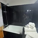 Cozy Private Room, Ensuite Bathroom, Wifi And Great Location בית אירוח *